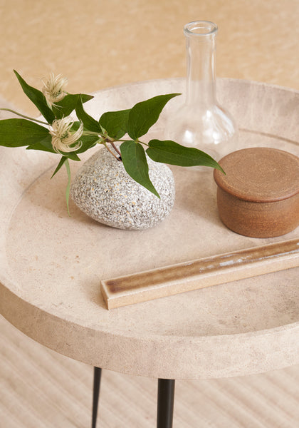 Mater Bowl Table – Wood Waste Grey – dekoriertes Tischdetail