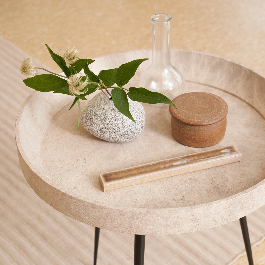 Mater Bowl Table in Wood Waste Grey im Wohnraum