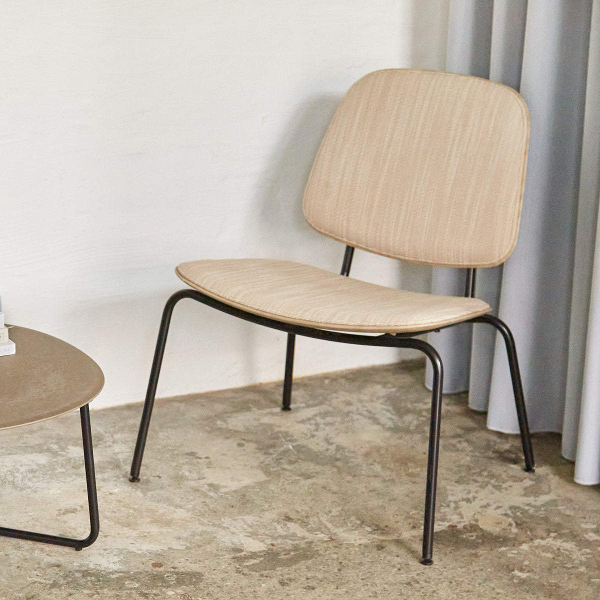 Compound Lounge Chair Coffee Waste Light mit durchgehender Frontpolsterung im Wohnambiente