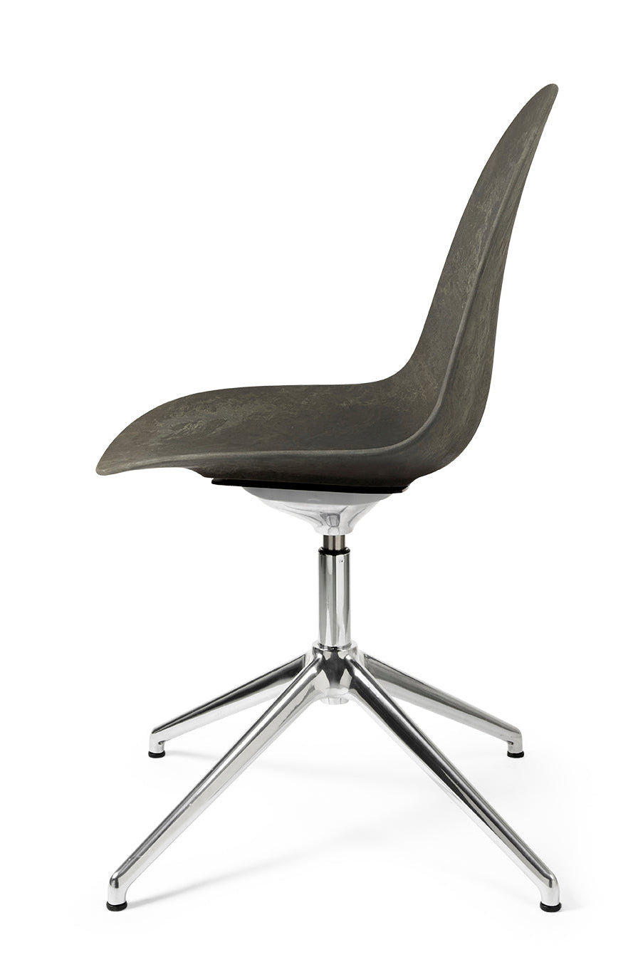 Mater Eternity Swivel – Coffee Waste Dark – polierter Aluminiumfuß – Seitenansicht