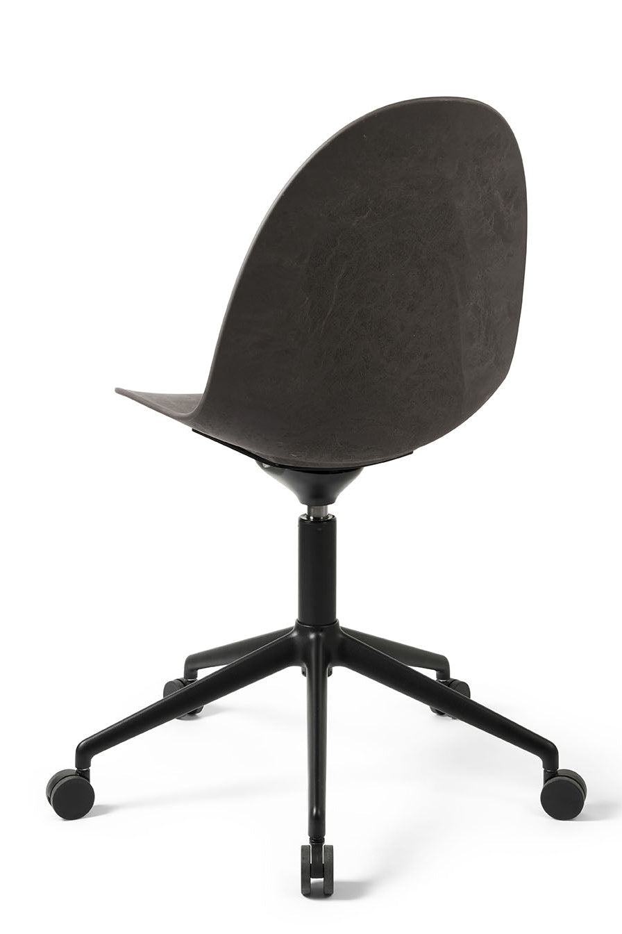 Mater Eternity Swivel – Coffee Waste Black – schwarzer Fuß mit Rollen – Rückansicht