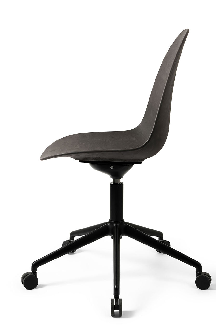 Mater Eternity Swivel – Coffee Waste Black – schwarzer Fuß mit Rollen – Seitenansicht