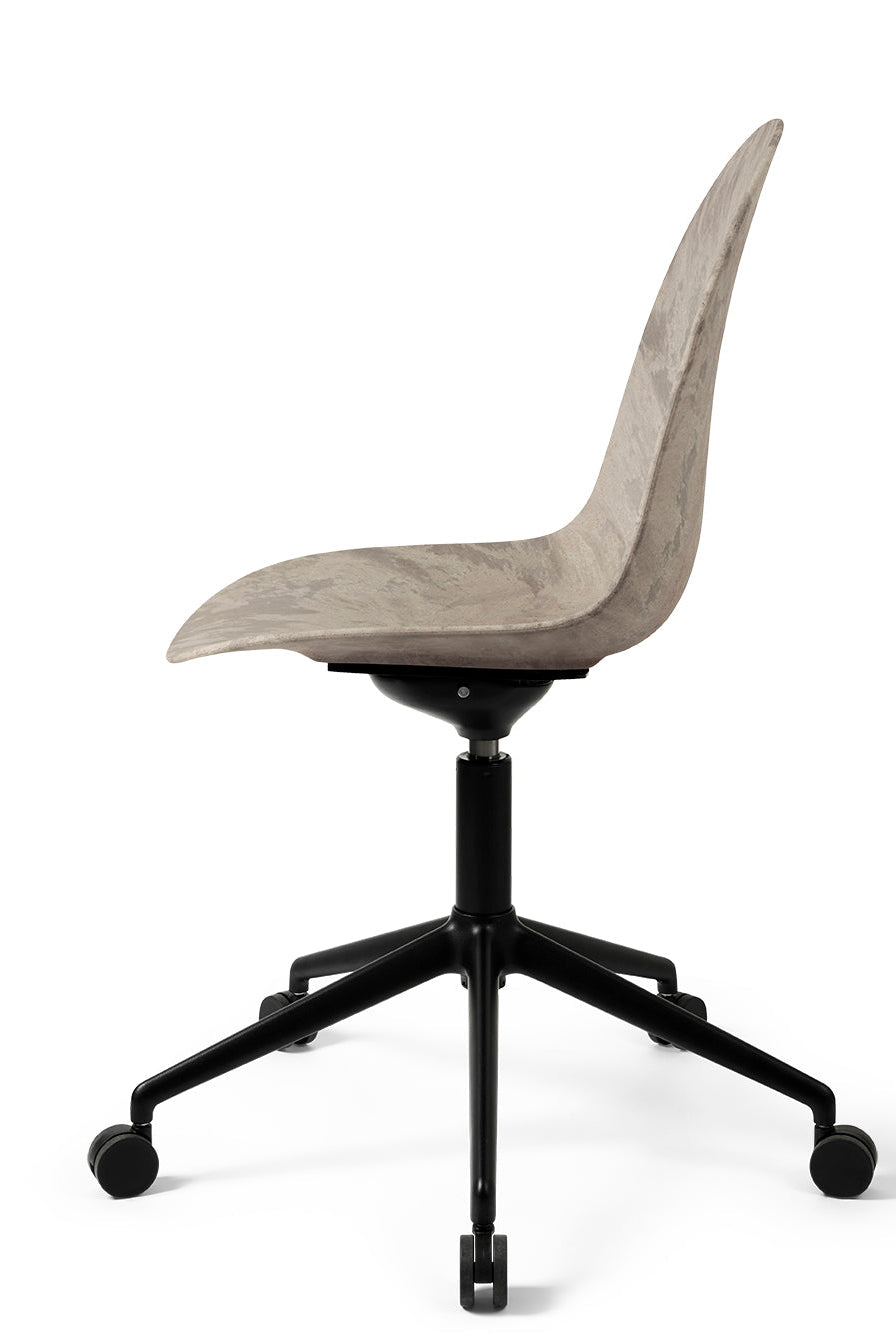 Mater Eternity Swivel – Wood Waste Grey – schwarzer Fuß mit Rollen – Seitenansicht