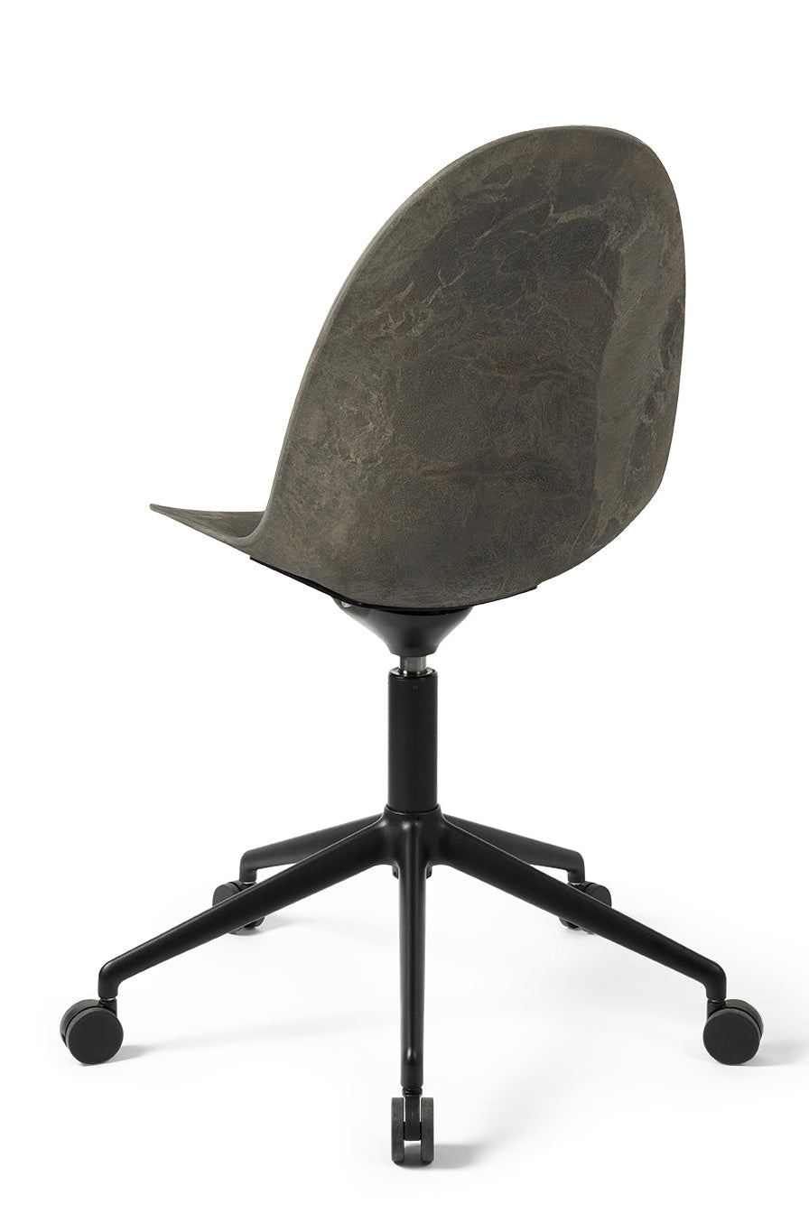 Mater Eternity Swivel – Coffee Waste Dark – schwarzer Fuß mit Rollen – Rückansicht