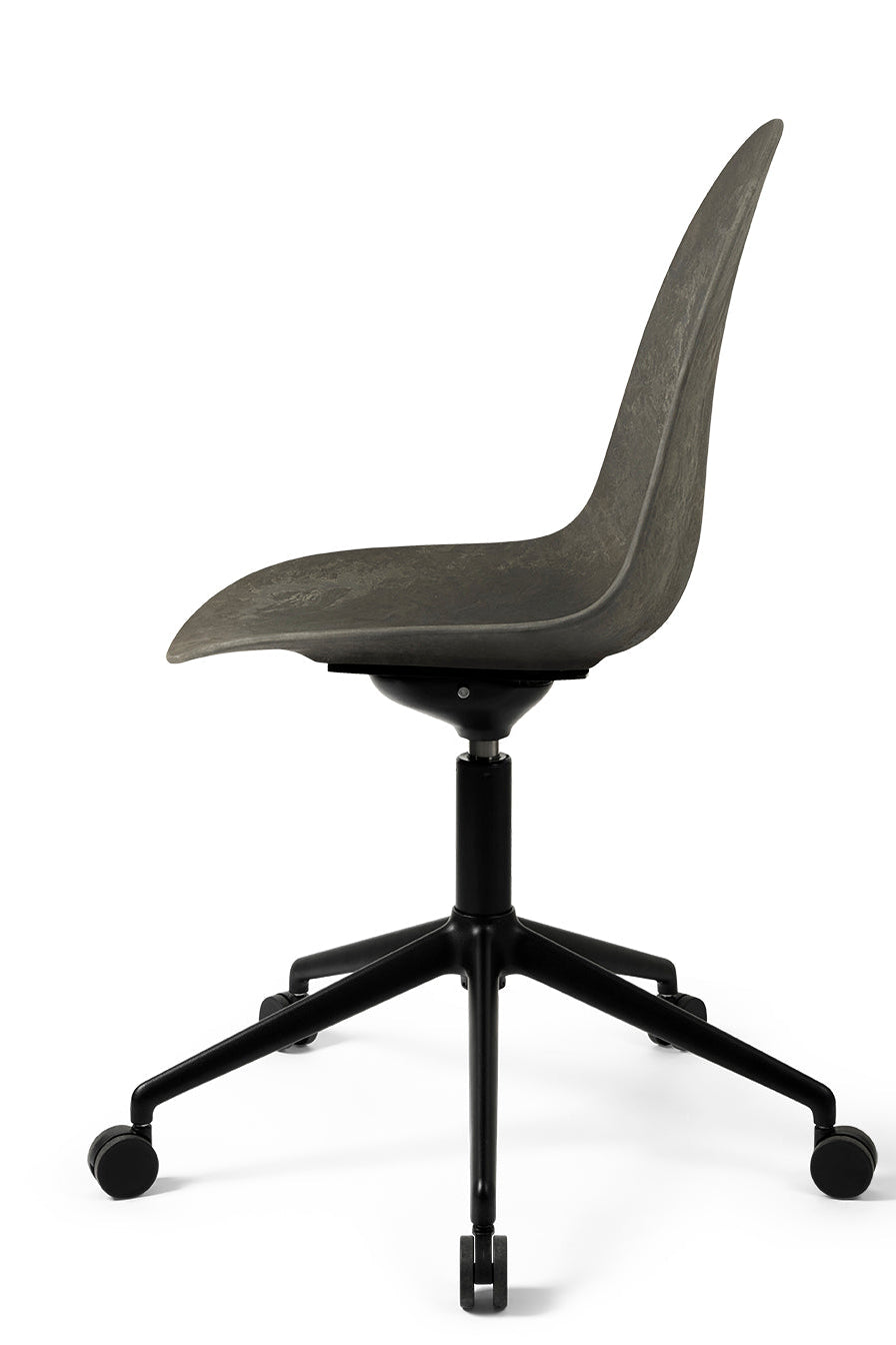 Mater Eternity Swivel – Coffee Waste Dark – schwarzer Fuß mit Rollen – Seitenansicht