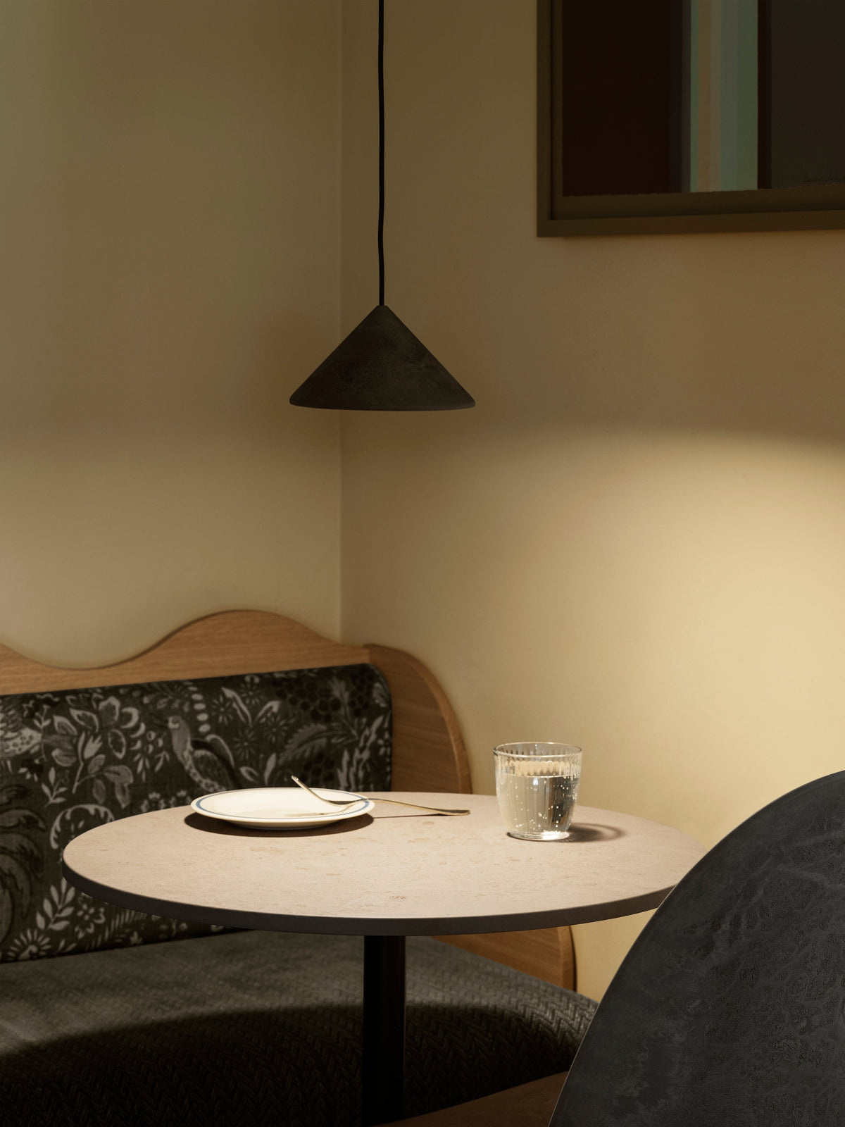 Mater Terra Pendelleuchte in Coffee Waste Black im Wohnambiente