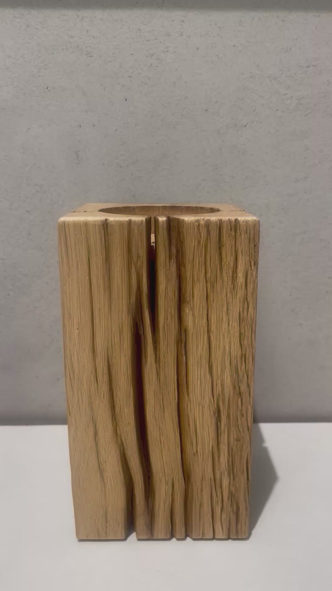 Video laden: Kerzenblock GIRI 19,5 cm Unikat „Bootssteg-Eiche“ - Natur Lackiert