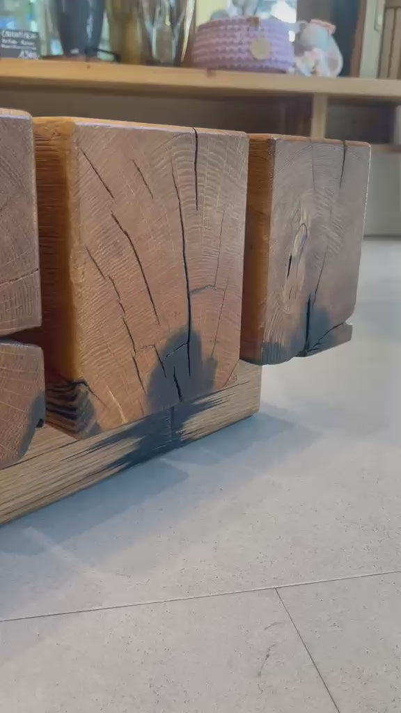 Video laden: Couchtisch DALBI - aus recycelten Eichenbalken