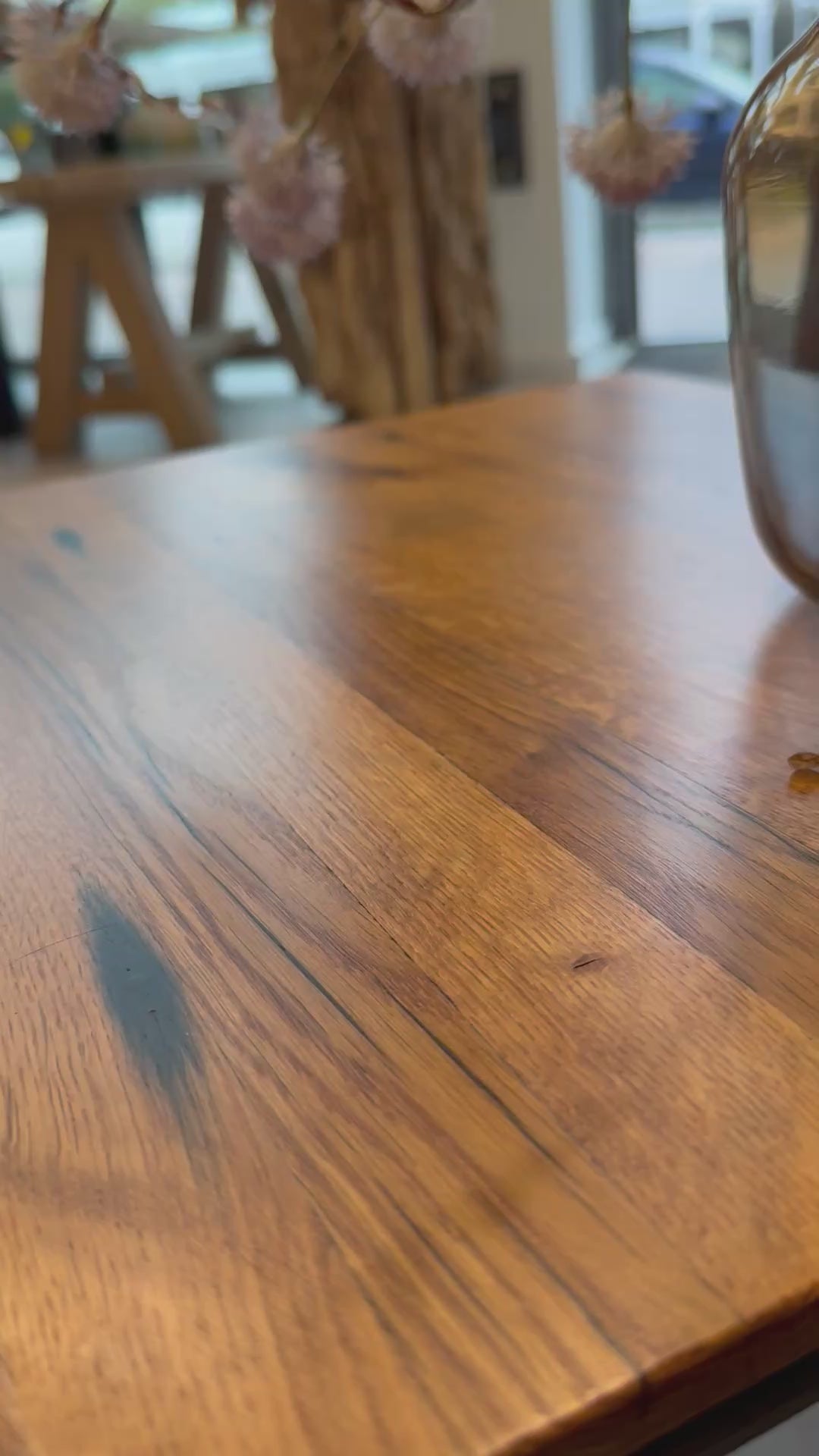 Video laden: Couchtisch Unikat Nilo 50×50cm - aus recyceltem Eichenholz
