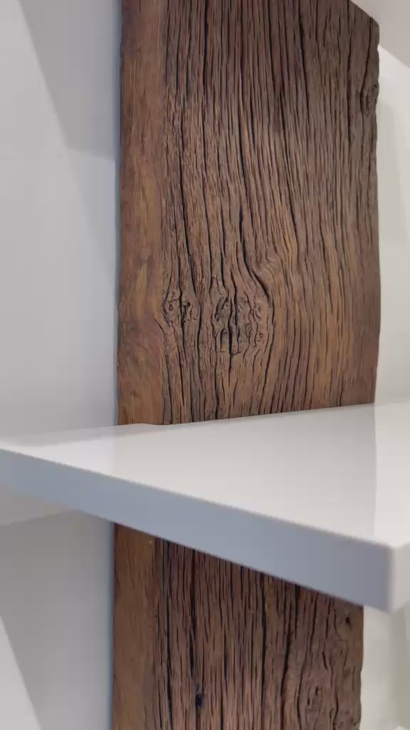 Video laden: Wandregal Glück - aus recycelter Eiche mit weißen Böden