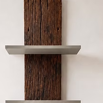Detail der wettergegerbten Holzplanke und einer hellgrauen Ablage