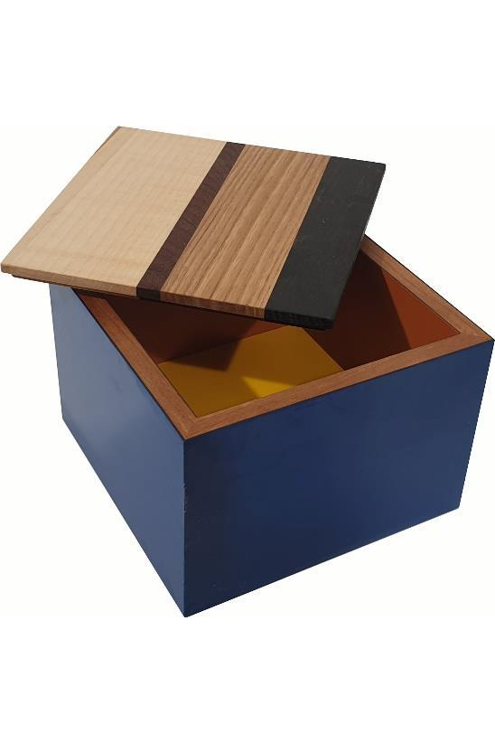 Geöffnete Schischibox mit Massivholzdeckel