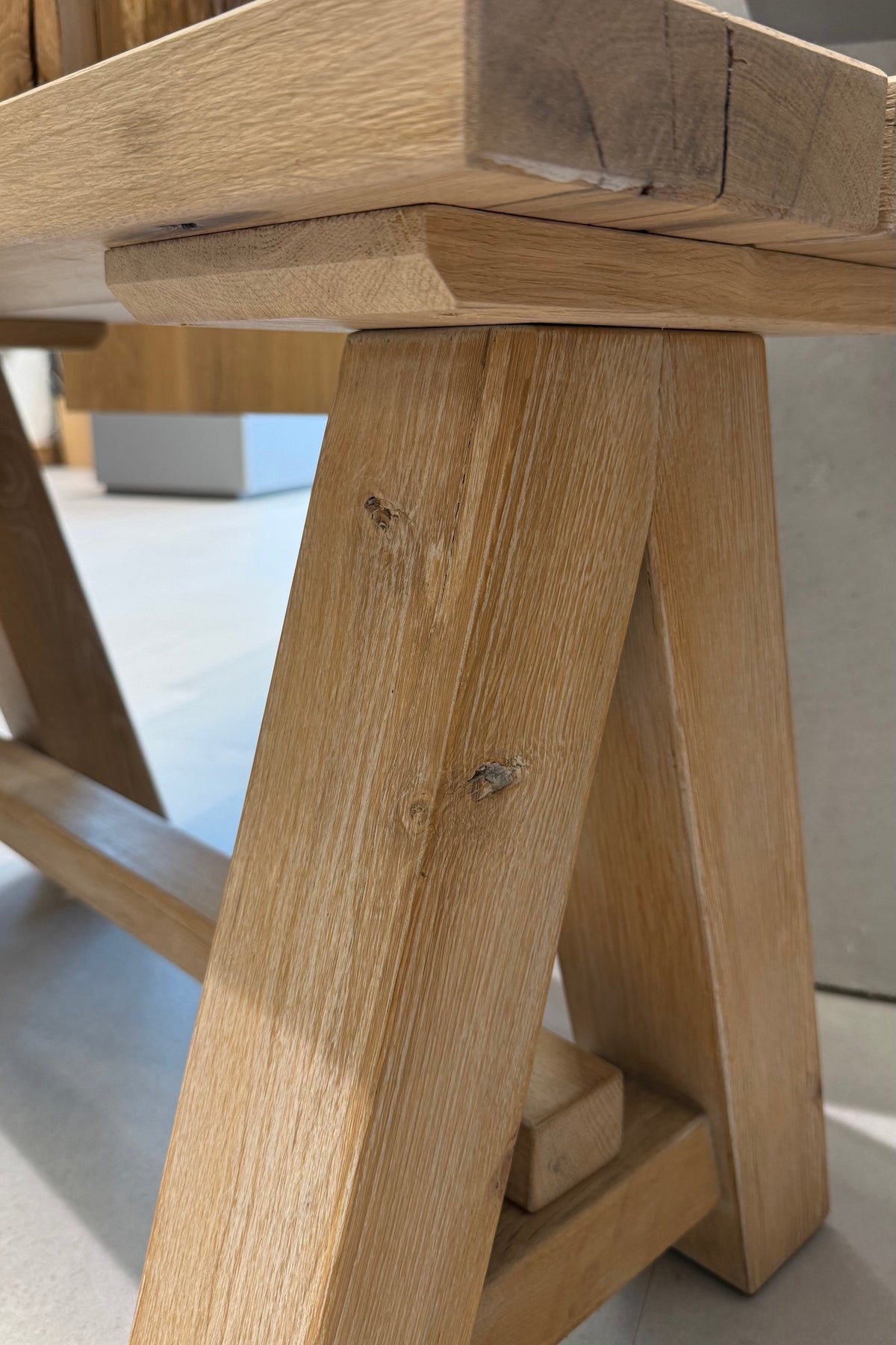 Detail des massiven Eichengestells der weißen Sitzbank