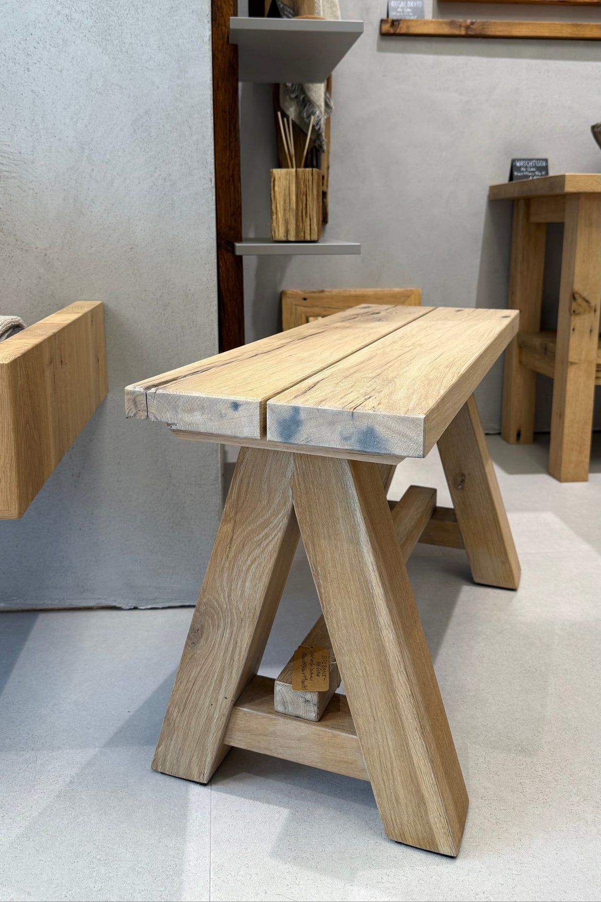 Weiße Sitzbank aus Bootssteg-Eiche – Seitenansicht