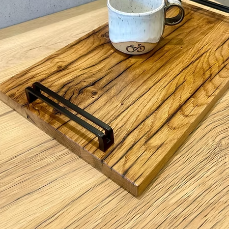 Detail der Eichenmaserung und eines schwarzen Tablettgriffs