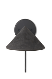 Mater Terra Wandleuchte mit Kabel in Coffee Waste Black – Vorderansicht