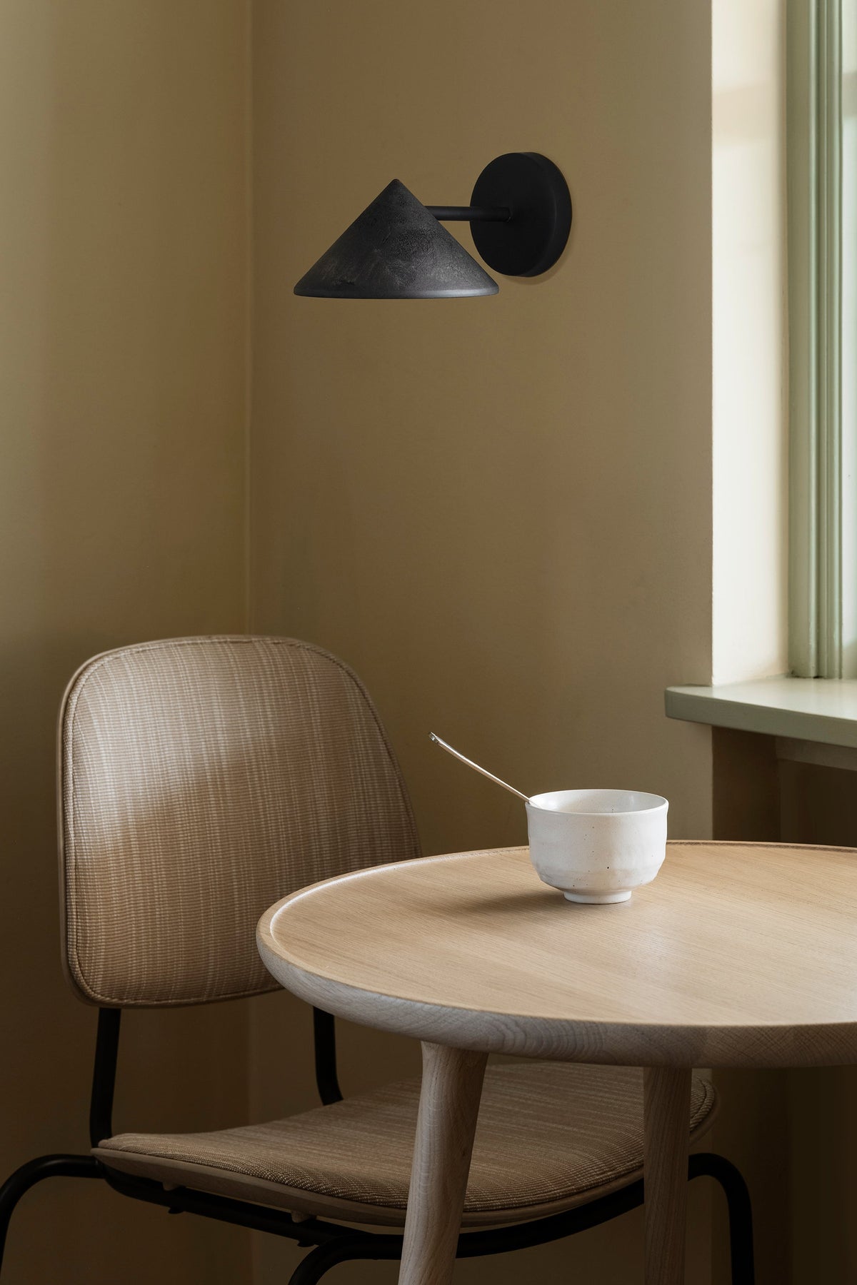 Mater Terra Wandleuchte in Coffee Waste Black im Wohnambiente